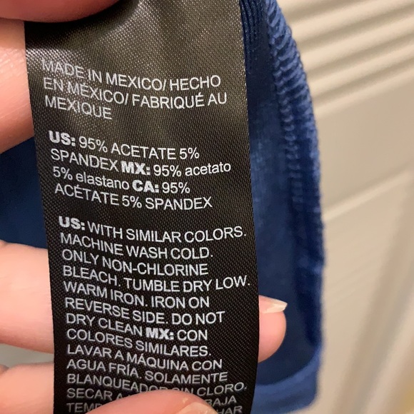 Size 16/18 Chico’s periwinkle blue blouse. 95% Acetate, 5% spandex - Picture 4 of 4